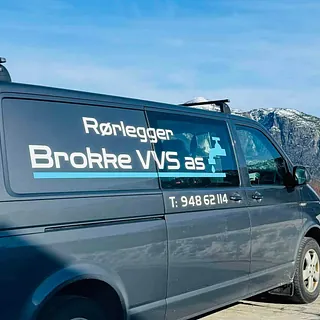 Rørleggerbil fra Brokke VVS AS parkert med utsikt over snødekte fjell.